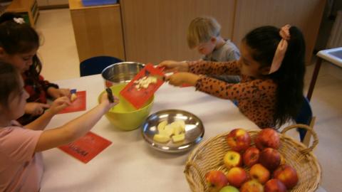 kinderen snijden appels