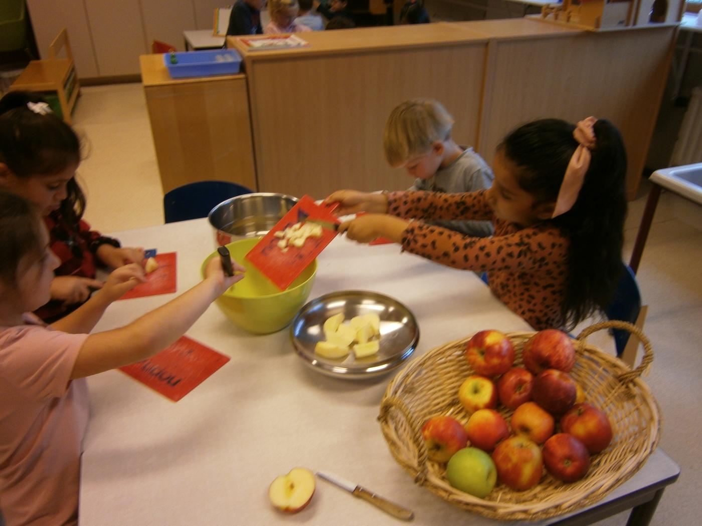 kinderen snijden appels